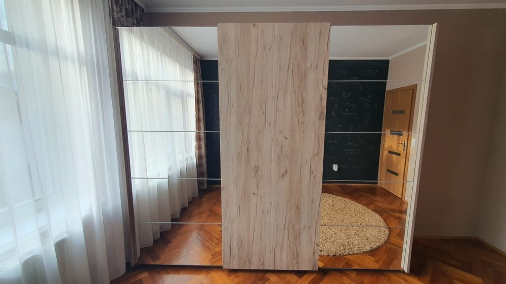 Dulap mare, modern, cu uși culisante și oglinzi