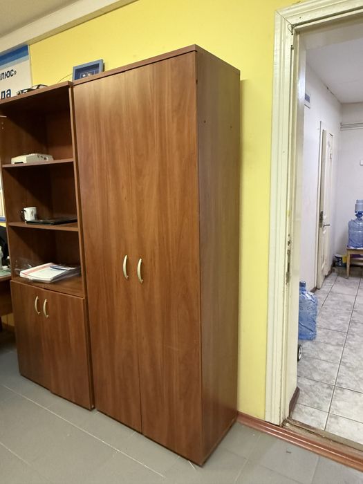 Продам шкаф для одежды двухдверный с полкой.
