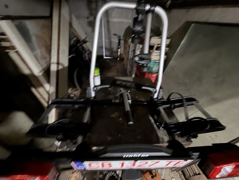 Продава се стойка за две колела закрепваща се за теглича