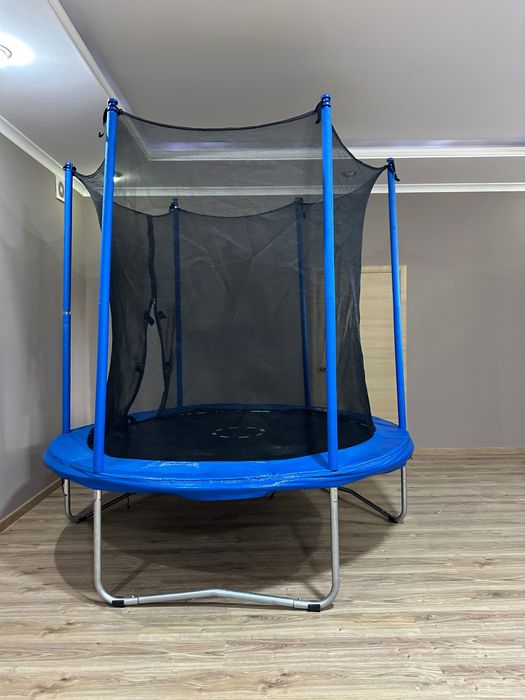 Батут, синий высота 3м ширина 2м 40 см