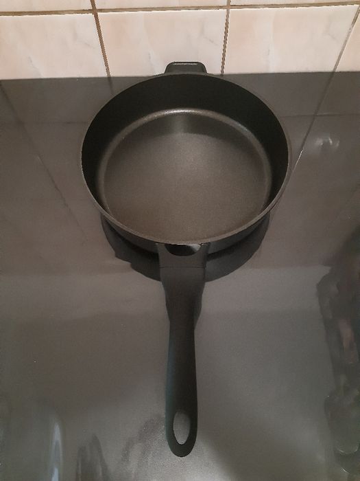 Tigaie inalta 28 cm .