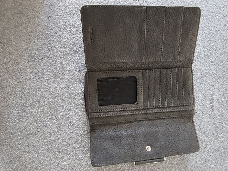 De vanzare portofele de piele