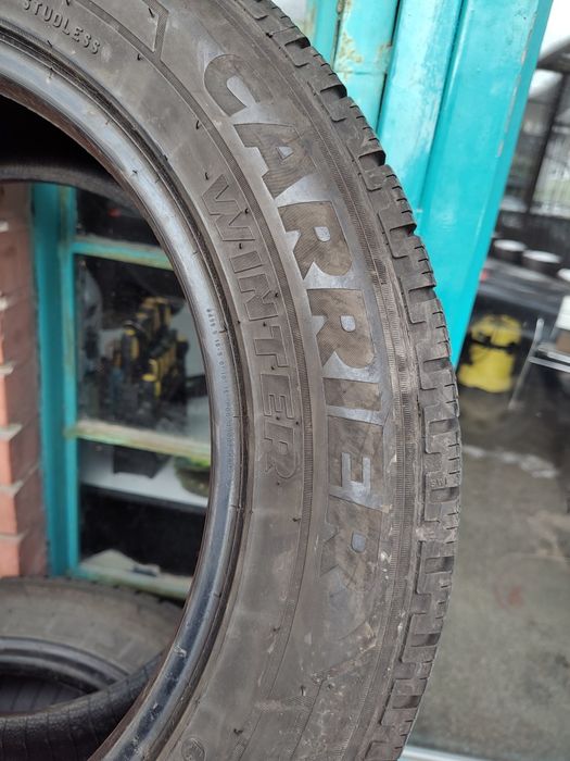 Продавам 2 зимни гуми 215/60/17 С бус Pirelli