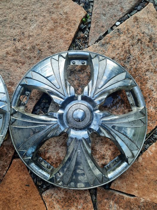 Продам автомобильные колпаки  3штуки