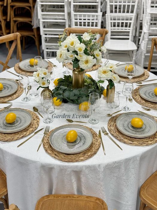 Mese si scaune de inchiriat vesela decoratiuni corturi evenimente