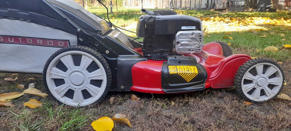 Masina de tuns iarba cu autopropulsie