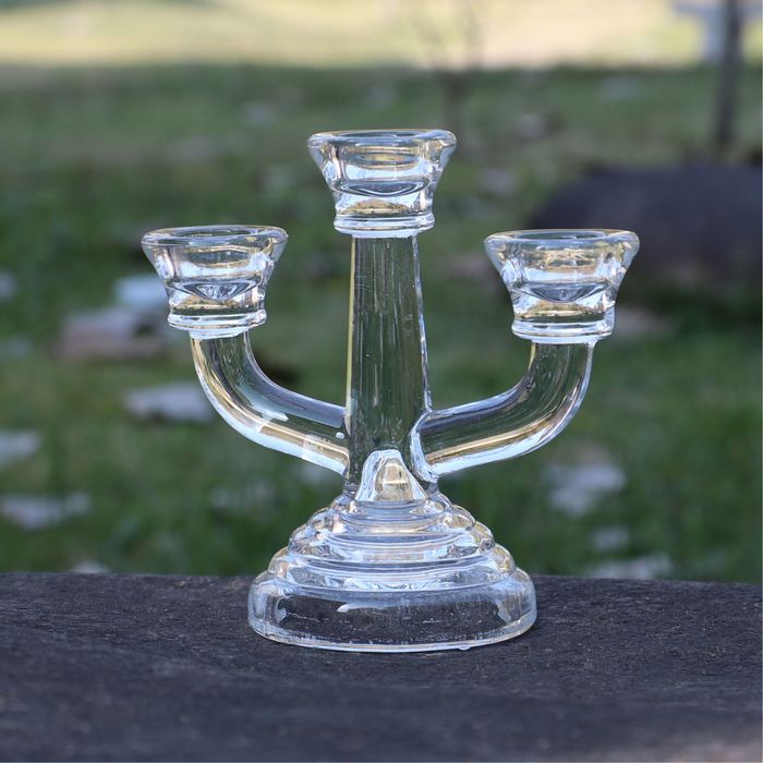 Троен стъклен свещник