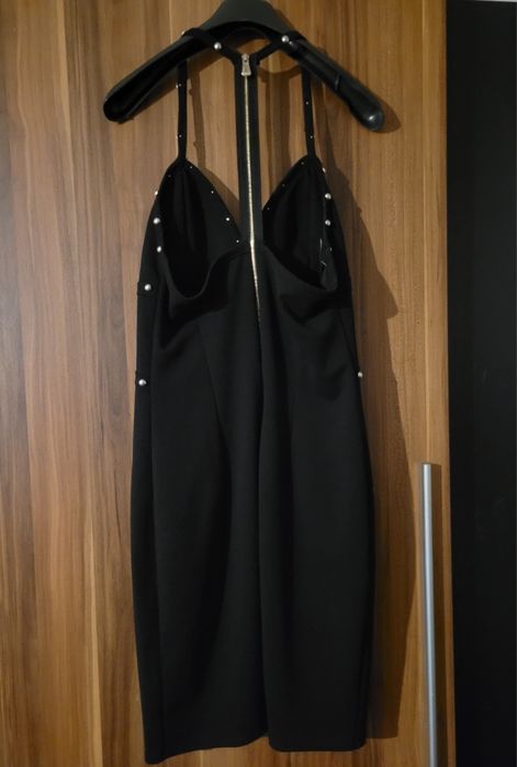 Официална черна рокля по тялото с гол гръб