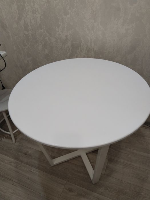 Продаю кухонный стол в отличном состоянии