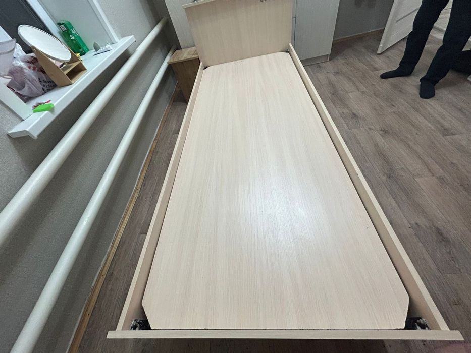 продается кровать без матраса