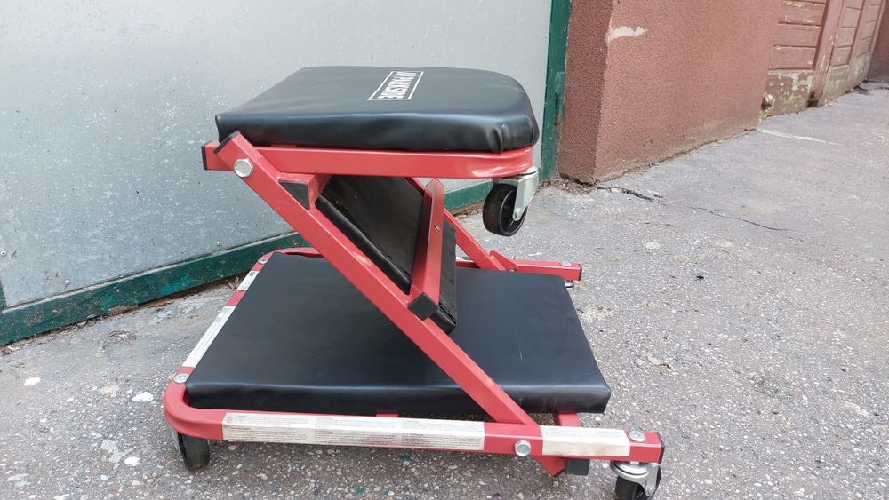 Pat lucru sub mașină