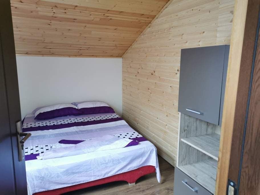 CABANA "SONIA 1"  Cu ciubăr .4 dormitoare