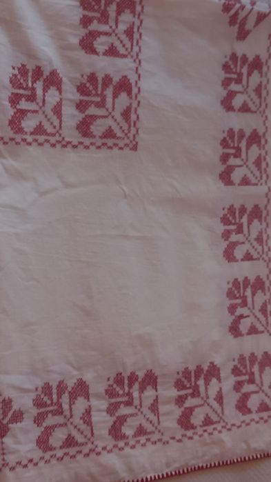 Vand 2 fete de masa mari cusute manual,superbe,modele traditionale