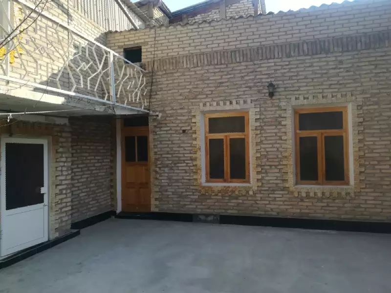 Mehmonxona qurish uchun qulay joyda joylashgan hovli sotiladi.