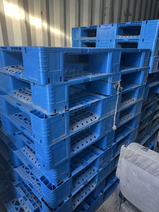 Поддоны , пластмасовые ( паллеты)