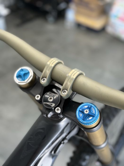 Висок клас велосипед за спускане Pivot Phoenix Carbon L 27.5