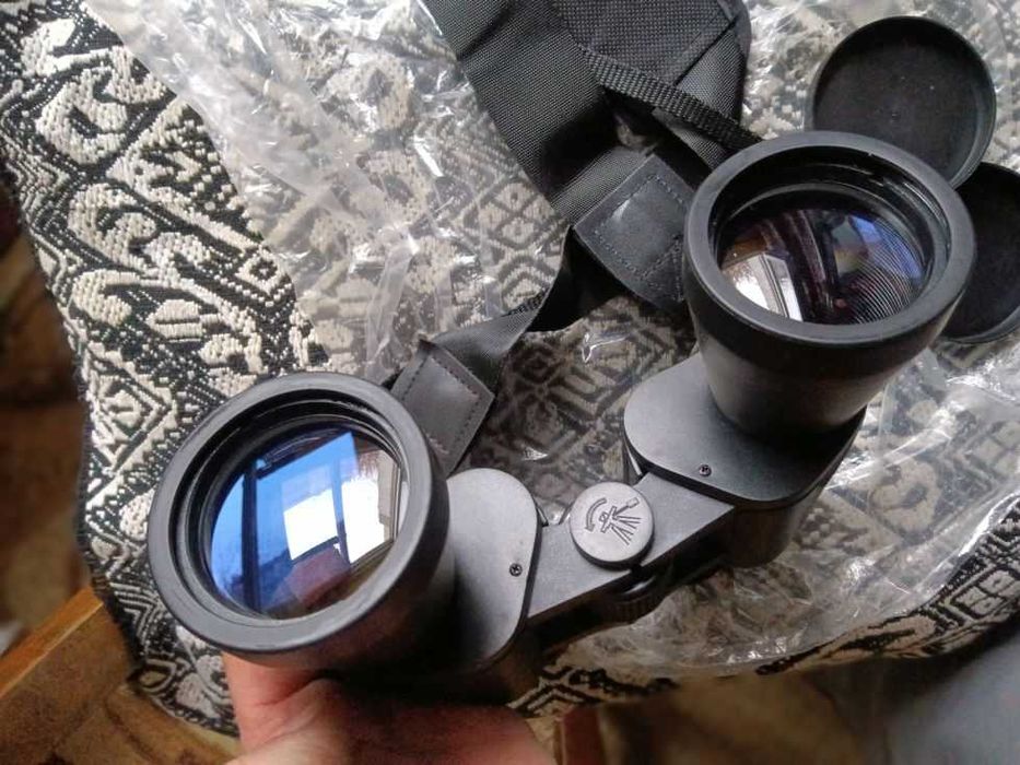 Висококачествен бинокъл в калъф, може да се добави статив