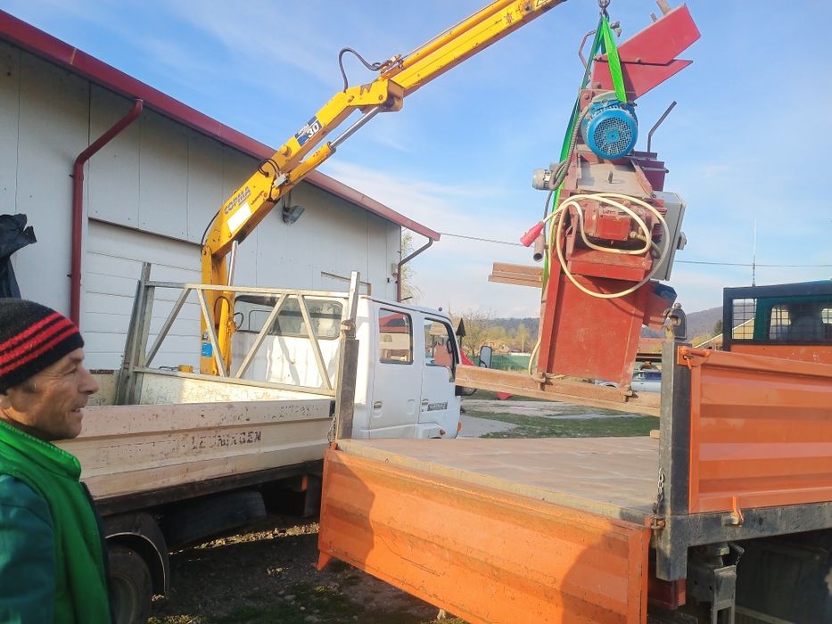 Vând Nissan,3,5 t , basculabil,cu macara