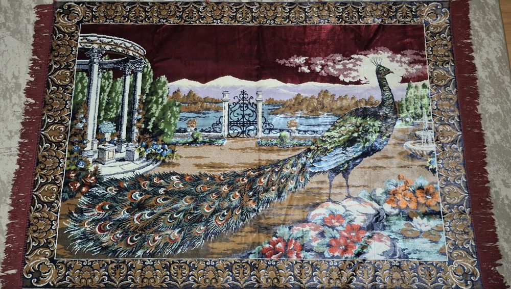 Carpetă cu păun și peisaj