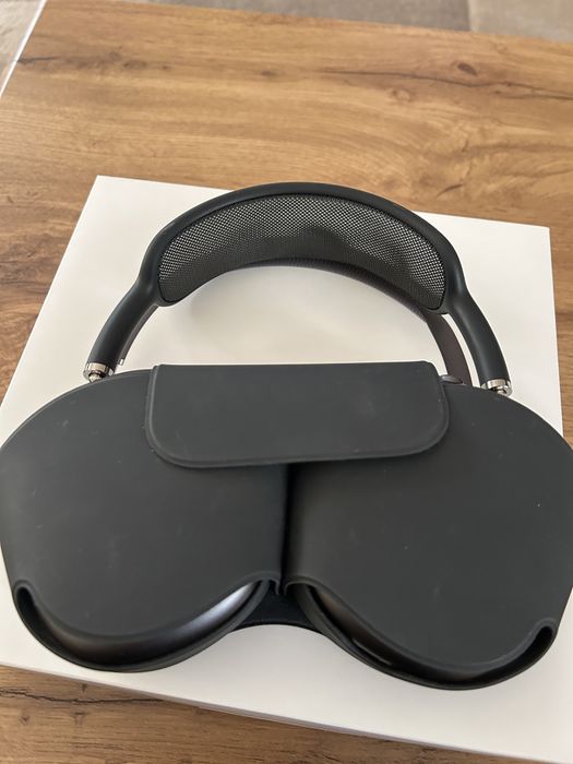 AIRPODS MAX lighting port