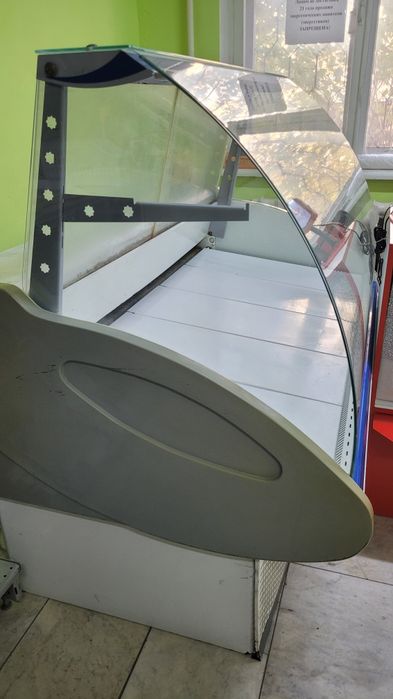 Продам витринный холодильник