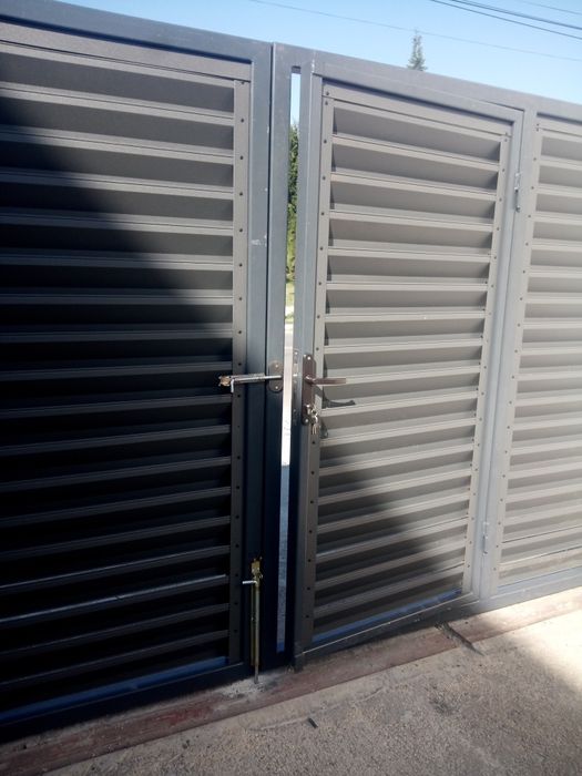 Изработка и монтаж на ламелни врати и огради.