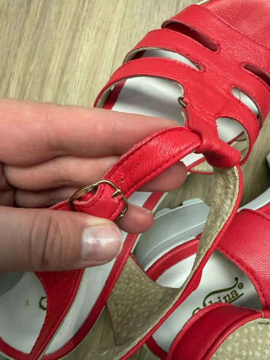 Сандали с дебел ток Gabina