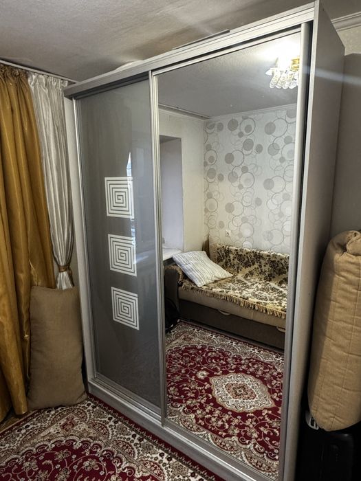 Диван и сервант в нормальном состоянии