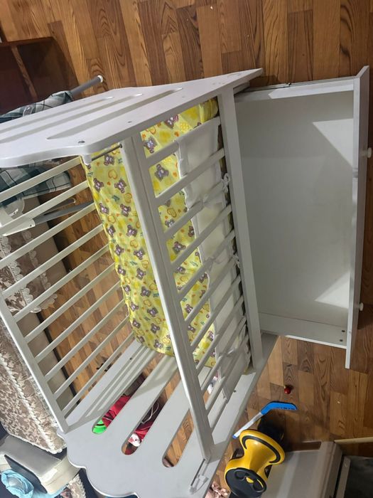 Продам кровать с маятником