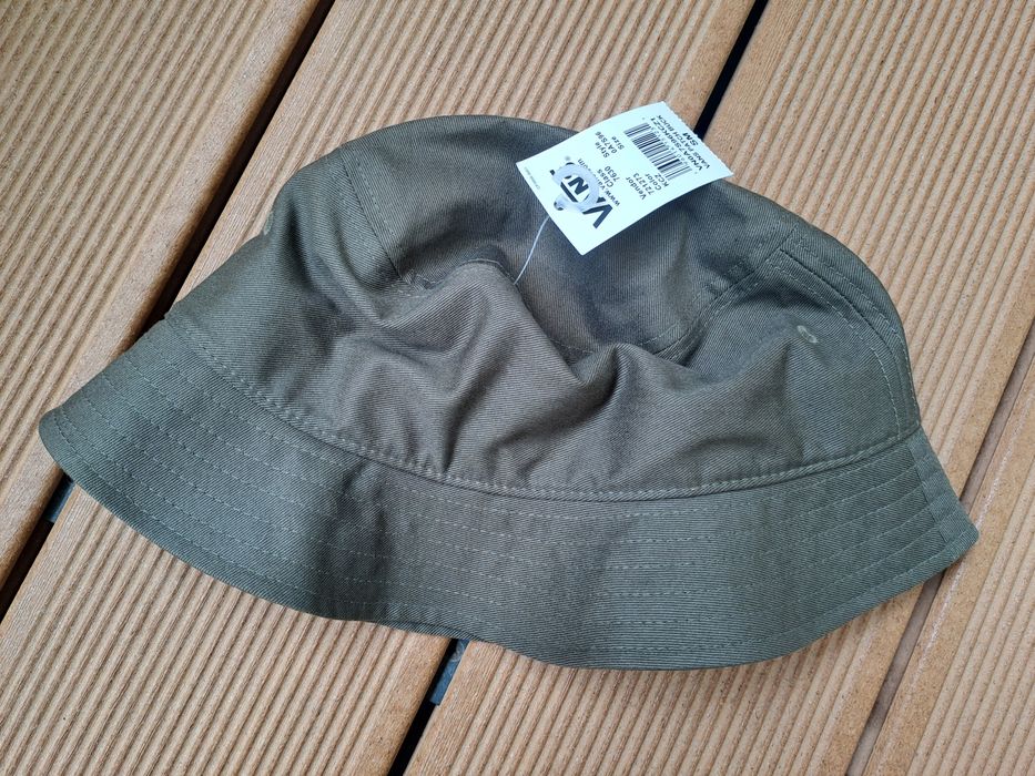 Шапка в зелено Vans