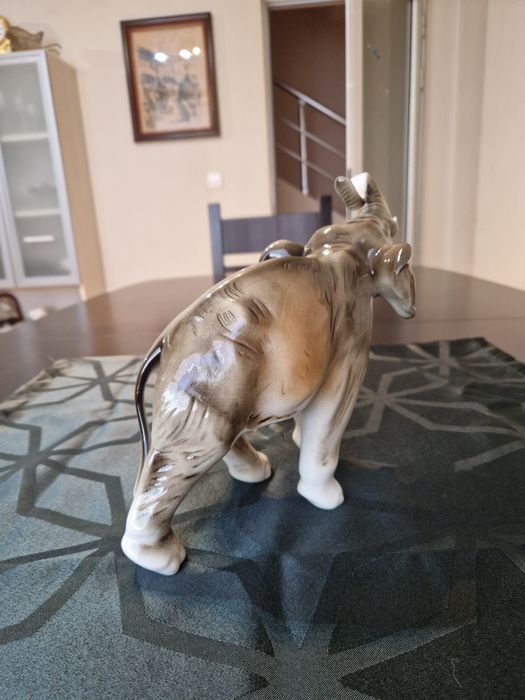 Топ Рядка антикварна колекционерска порцеланова фигура Royal Dux