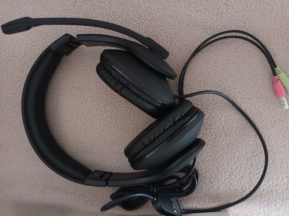 Vând 2 rânduri  de căști, 25 ron una