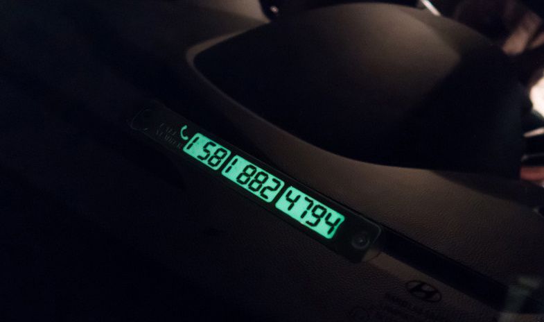 Placuta fosforescenta cu numar de telefon pentru parbrizu masinii