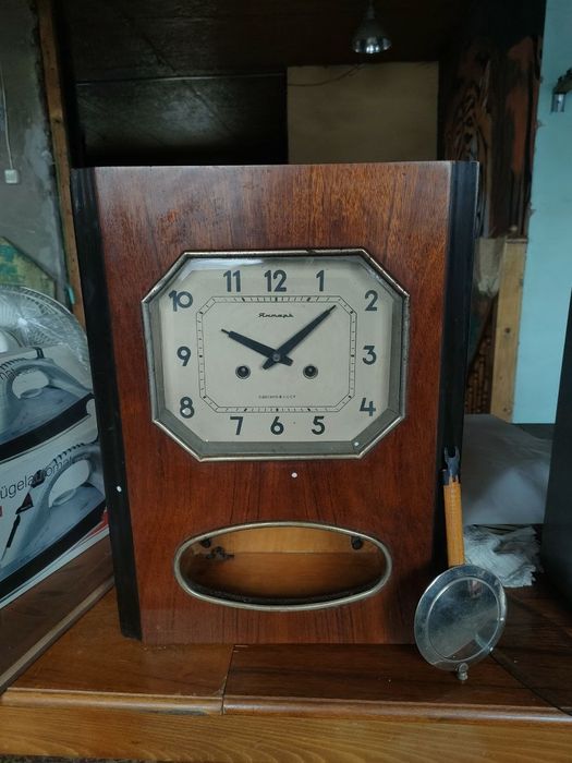 Часы СССР янтарь с маятником и боем