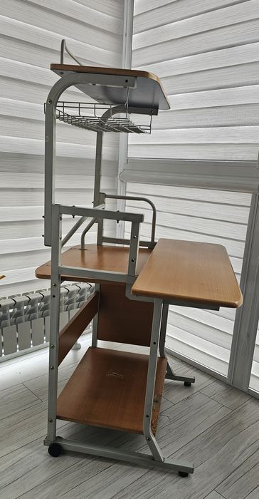 Компьютерный стол.