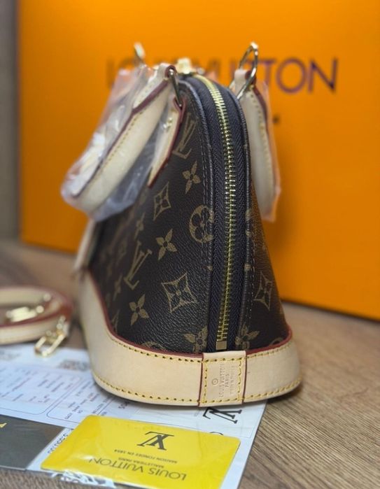 Geanta mini model Alma,super calitate, curea detasabila umăr, lacatel metalic, saculet, etichetă