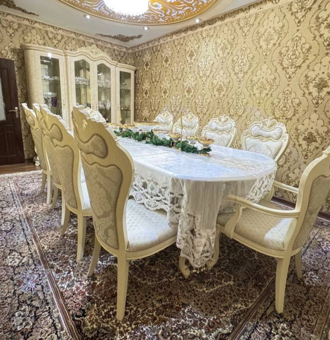 Гостинный гарнитур очень красивый Дубай стол 10 стулев горка и комод