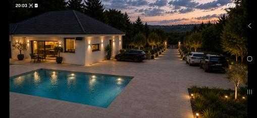Situată în Viile Satu Mare, proprietatea beneficiază de un teren generos de 3.800 m² și o casă de aproximativ 250 m²