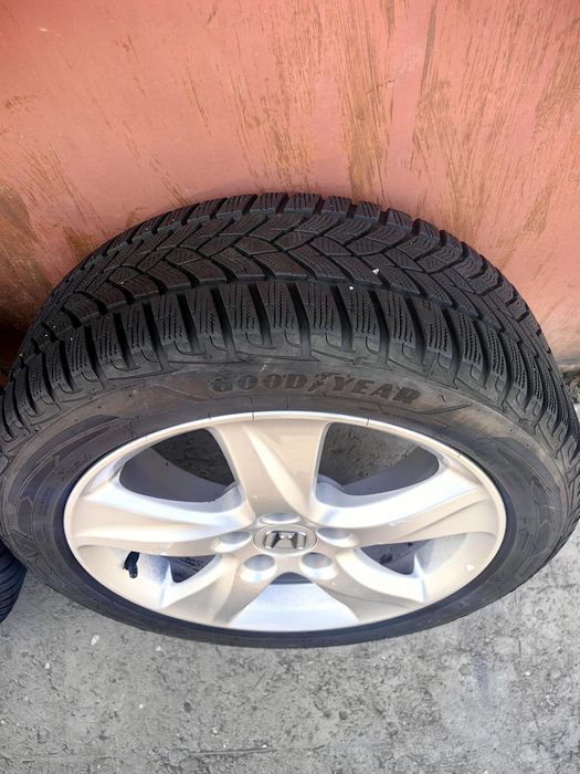 Продавам оригинални ляти джанти за Хонда Акорд 17 цола с зимни гуми.