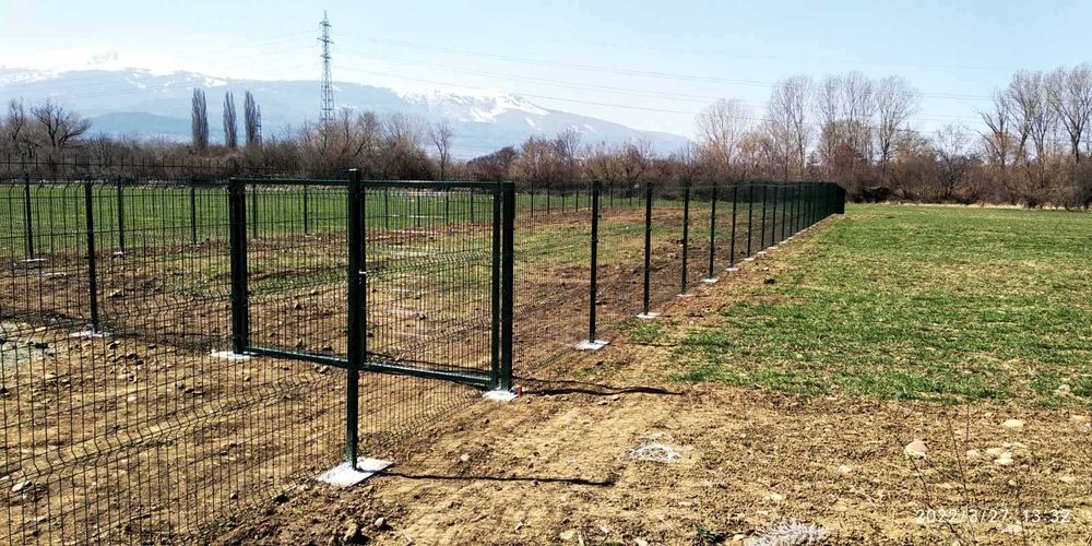Ограда. Метални оградни пана и колове. Мрежа с декорация. Ниски цени!