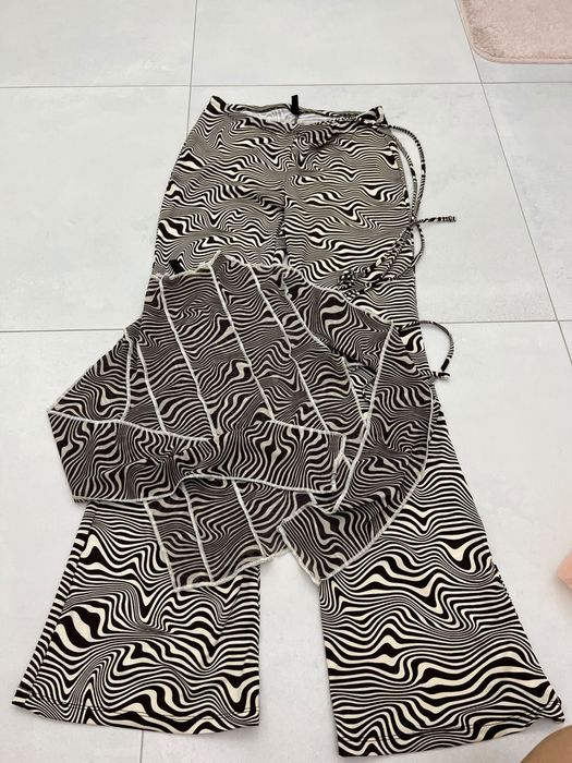 Vand costum pentru fete