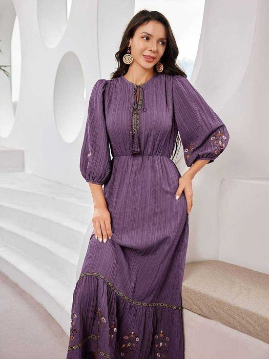 Лилава рокля с дълъг ръкав и цветни бродерии