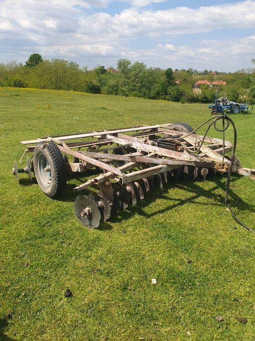 Disc si plug agricol