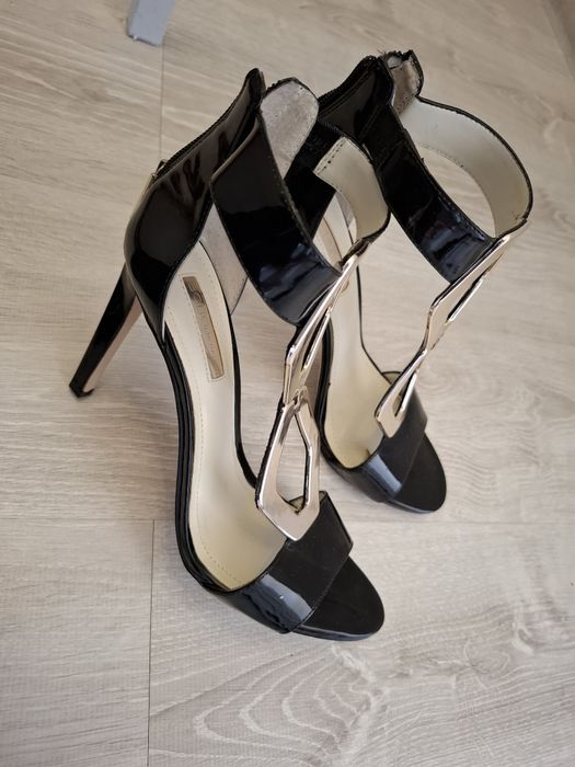 Элегантные босоножки на каблуке.      Zamonaviy poshnali bosonojkalar.