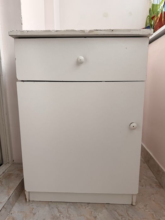 Скрин/шкафче с чекмедже и рафтове