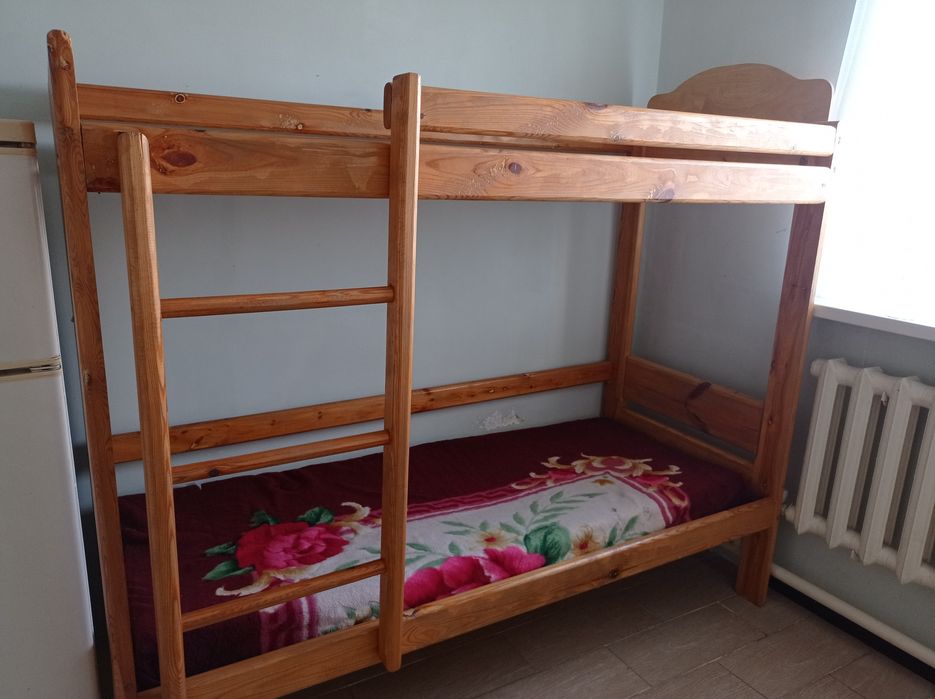 Продается деревянная кровать.