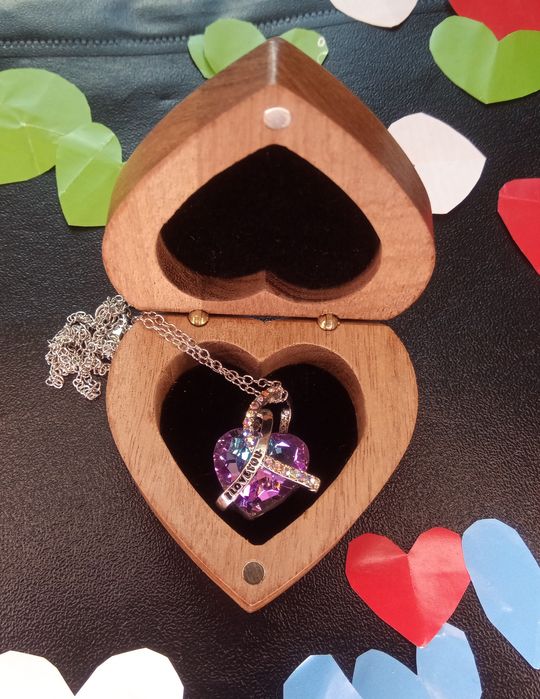 Дървена кутия с колие