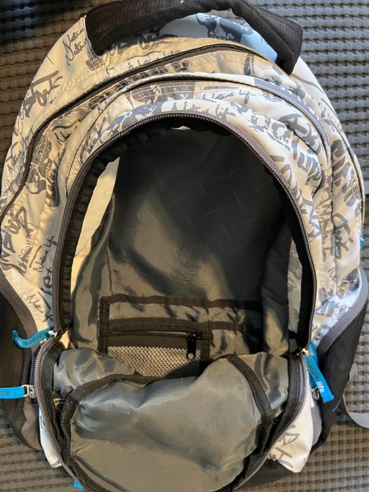 Ученическа/студентска раница с 3 разделения и място за лаптоп.