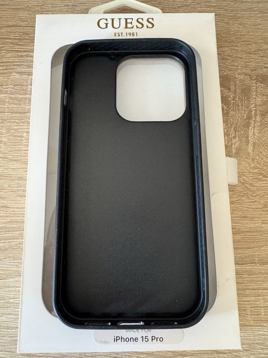 Guess кейс за Iphone 15 pro, черен с пайети и златен надпис