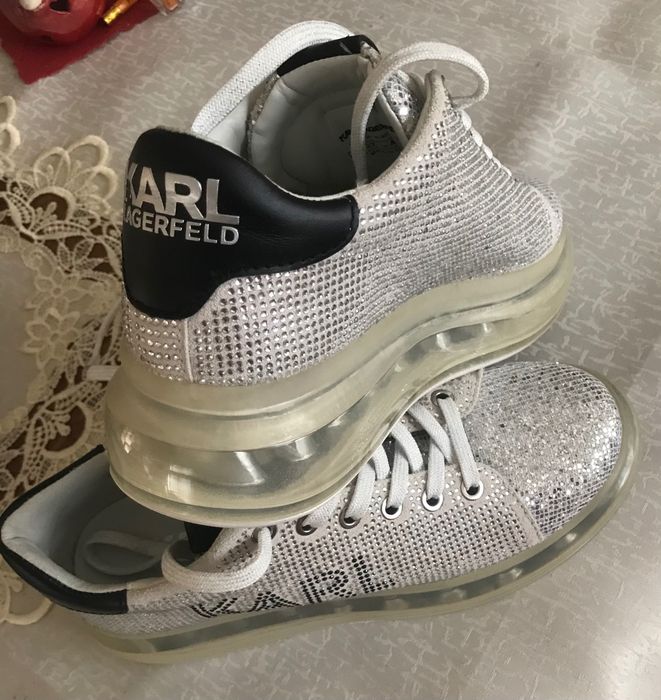 Adidași noi nepurtați